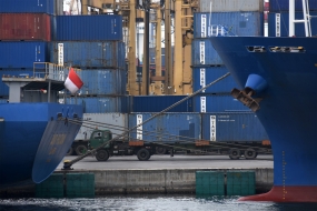 ジャカルタのTanjung Priok Portで水曜日（19年5月15日）に荷役作業をしているとき、労働者はコンテナ積載トラックを運転します。 中央統計局は2019年5月の輸出額を記録し、前月比12.42％増の147.4億ドルに達した。