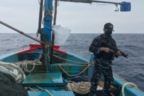 インドネシア海軍が北ナトゥナで違法漁業を行っているベトナム船を捕まえる