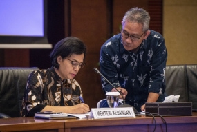 Sri Mulyani Indrawati財務相（右）は、Budget Askolani局長と話をした。