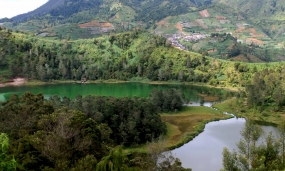 中部ジャワ州バンジャルネガラ地区のTELAGA WARNA DIENG（ディエンの色の湖）