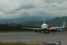 ワメナ空港は、737ボーイング800シリーズ航空機の滑走路を準備