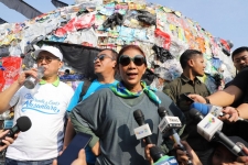 Susi大臣は、プラスチックごみを海に投棄する人々を「溺れさせる」と警告