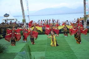 バニュワンギのバリ海峡祭を盛り上げるときのバニュワンギBSBIプログラムの参加者。