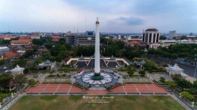 スラバヤのTUGU PAHLAWAN（英雄記念碑）