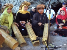 アチェ州のGayo部族の伝統的な楽器、Teganing