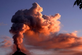 マニラの近くで火山が噴火し、空港が閉鎖された