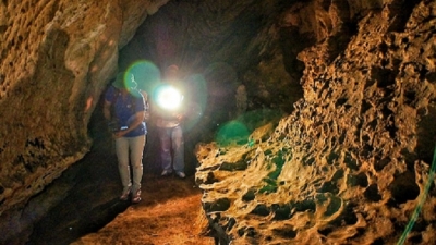 パプア州のLOKALE洞窟