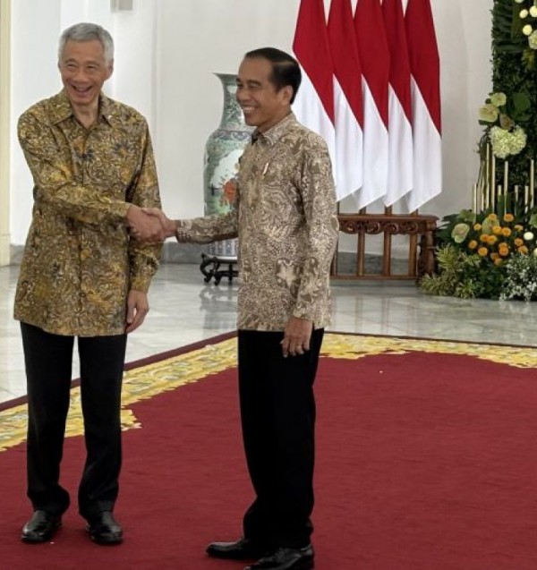 佐科总统在茂物皇宫欢迎新加坡总理的到访