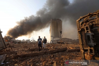 星期二（4/8/2020），两名居民走在黎巴嫩贝鲁特的爆炸性仓库爆炸现场。