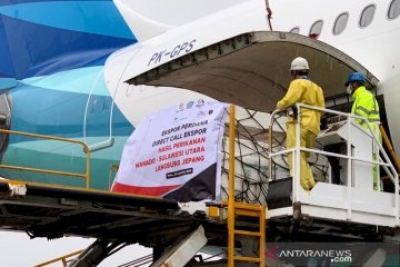 服务员于周三（23/9/2020）在日本成田国际机场卸下印尼鹰航的一架货机。 印尼鹰航从2020年9月至2020年10月开通从北苏拉威西省万鸦老到日本东京的直接货运服务。