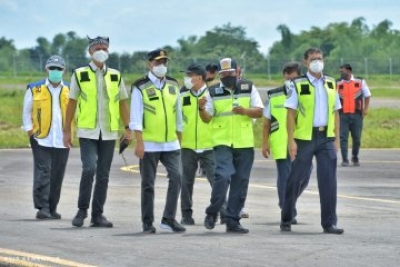交通部长检查在中爪哇，Blora 县， Ngloram 机场的建设
