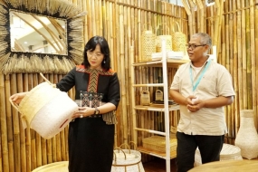 Direktur Jenderal Indusri, Kecil, Menengah, dan Aneka (IKMA) Kementerian Perindustrian Gati Wibawaningsih memperhatikan produk furnitur yang ditampilkan pada pembukaan pameran Jogja International Furniture &amp; Craft Fair Indonesia (Jiffina) 2019 di Yogayakarta