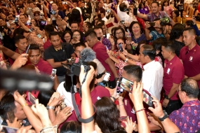Jokowi总统在受邀参加KGM X和PGI招待会时希望与他合影的居民的请求，在Sulan的Manado，Sultan Raja Hotel，