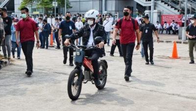 佳通部长尝试电池驱动的电动摩托车