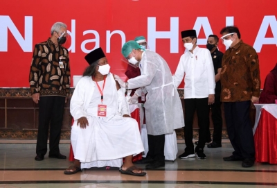 总统参观中爪哇省的宗教领袖和习经学生疫苗接种