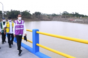佐科·维多多总统在万丹主持Sindang Heula水坝落成启用