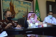 沙特阿拉伯王国驻印度尼西亚大使 Esam A Abid Althagafi（中）在泗水东爪哇工商会办事处的访问，