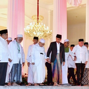 总统出席赞美和祈祷活动，以庆祝印尼成立73周年