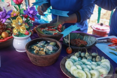 Dayak Ngaju 的农民团体成员在中加里曼丹Gunung Mas县的Tumbang Oroi 村的加里曼丹中部 Dayak 当地食品展上准备当地食品制成的
