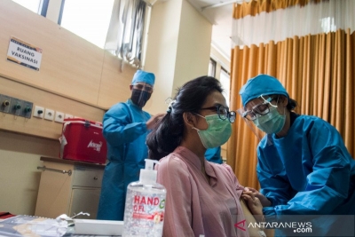 卫生工作者在西爪哇省2020年6月8日,万隆市Padjajaran兰大学医学院进行临床试验模拟的COVID-19疫苗期间，向志愿者注射了疫苗。 进行了模拟，以了解医务人员对由Sinovac向1,620名志愿者生产的COVID-19疫苗的第三阶段进行处理和临床测试的准备情况。