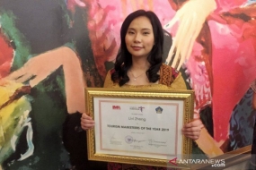 Dhidit Widhiarti Hadisubrata (kiri) pelaku bisnis usaha rintisan produk kecantikan Indonesia yang mampu menembus pasar Uni Eropa saat menerima penghargaan Young Entrepreneur dan Top Woman 2019 di Jakarta, Jumat (15/3/2019)