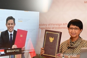 新加坡贸易和工业部长陈振成（左）与印尼外交皎部长雷特诺•马苏迪（右）周二（9/3）交换了双边投资协定的批准文件