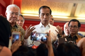 Presiden Jokowi didampingi Seskab dan Mendag menjawab wartawan usai meninjau Indonesia Intertasional Furniture Expo (IFEX) 2019 di JI-Expo Kemayoran, Jakarta Pusat, Rabu (13/3) siang