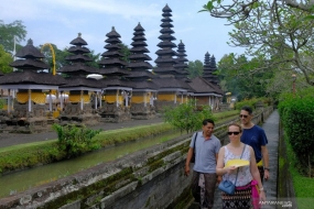 插图：导游为巴厘岛巴东塔曼阿云寺旅游区的外国游客提供一个解释，星期四（2020/03/12）。 政府计划提供旅游业奖励措施，其实施方式将根据印度尼西亚COVID-19疫情的发展进行调整。