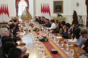 佐科•维多多在印尼内阁部长的陪同下周四（5/12）上午，在雅加达默迪卡宫接受了美国－东盟商业委员会代表团的访问