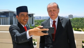 佐科总统和埃尔多安总统在前不久在访问雅加达Istiqlal清真寺创作视频
