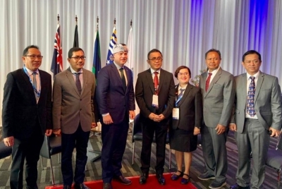 登巴萨副市长，IGN Jaya Negara（中），五月勋爵布里斯班先生 星期一（8/7），Graham Quirk（左三）以及Denpasar市政府在填写亚太城市峰会和市长论坛系列时，将于周一（8/7）在澳大利亚布里斯班举行。