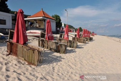 在巴厘岛巴东临时关闭期间，潘达瓦海滩旅游区的气氛很安静（2020年3月21日）