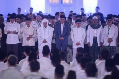 Jokowi总统和Jusuf Kalla副总统出席在Merdeka 宫，周四（1/8）举行的印度尼西亚独立74周年的全国祈祷活动