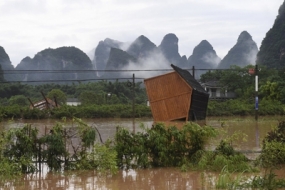 中国南部发生洪水，成千上万的居民逃离
