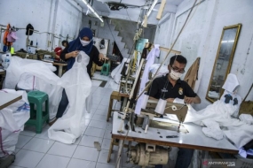 插图 : 工人在雅加达米勒小型工业中心为医务人员制造个人防护设备