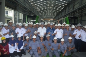 海事统筹部长，工业部长参观在东爪哇，Madiun， INKA有限公司 （antarafoto.com)