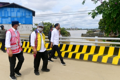总统视察在Sintang县防洪堤坝的建设
