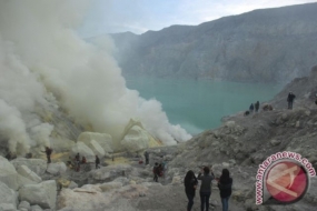 游客享受在东爪哇省Banyuwangi的Ijen火山口基地湖泊的美丽