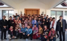 印度尼西亚代表团由国家警察总部，伊斯兰群众组织和伊斯兰教育机构的队伍在新疆访问后于周一（25/3）在印度尼西亚驻华大使馆前与印度尼西亚驻华大使Djauhari Oratmangun合影留念。