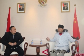 在2018年12月21日至25 Pasuruan 县长（右）日访问中国期间与印度尼西亚驻北京大使馆教育参赞Yaya Sutarya举行对话