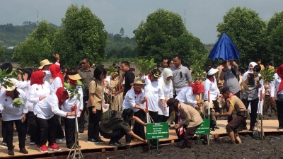 Iriana Jokowi和Mufidah Kalla一起参观了TK Negeri Pembina 2 Batam.