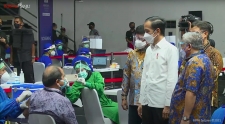 佐科•维多多总统希望整个印度尼西亚进行记者接受疫苗接种。