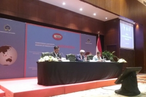 Menko Perekonomian Darmin Nasution (kanan), Menko Kemaritiman Luhut Panjaitan (kiri), Wamenlu AM Fachir (tengah), dalam Briefing Diskriminasi UE terhadap Kelapa Sawit yang digelar di Kemenlu, Jakarta, Rabu (20/3/2019).