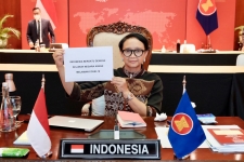在东盟会议上，印尼外长提出了COVID-19处理努力的建议
