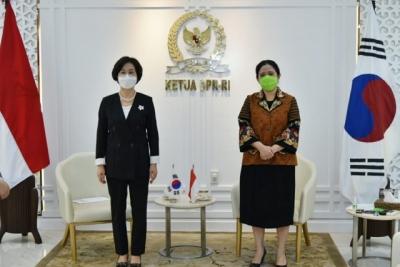 印度尼西亚国会主席Puan Maharani）星期三（11/25/2020）在雅加达塞纳扬（Senayan）接待韩国国会副主席访问。