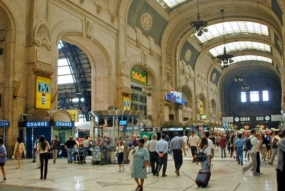 意大利，米兰的火车，。 米兰周一起重新开放数千家餐厅，酒吧，沙龙，服装店和鞋店