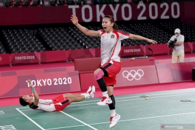 周一（8月2日）在日本东京武藏野森林体育广场举行的 2020 年东京奥运会决赛中，印度尼西亚女双羽毛球运动员格蕾西亚·波莉/阿普里亚尼·拉哈尤庆祝赢得于中国女双对手陈庆晨/贾一凡