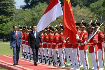 总统 Joko Widodo 欢迎中国总理的到来。