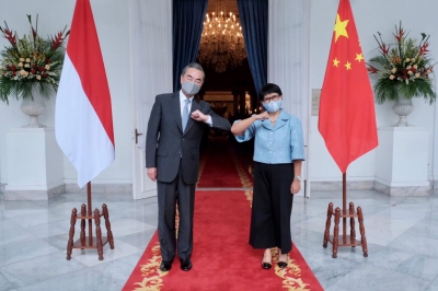 中国外长访问印尼讨论经济与卫生合作