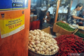 在西苏门答腊的Pasar Raya Padang其中之一市场，贴上标语已经在做covid测试